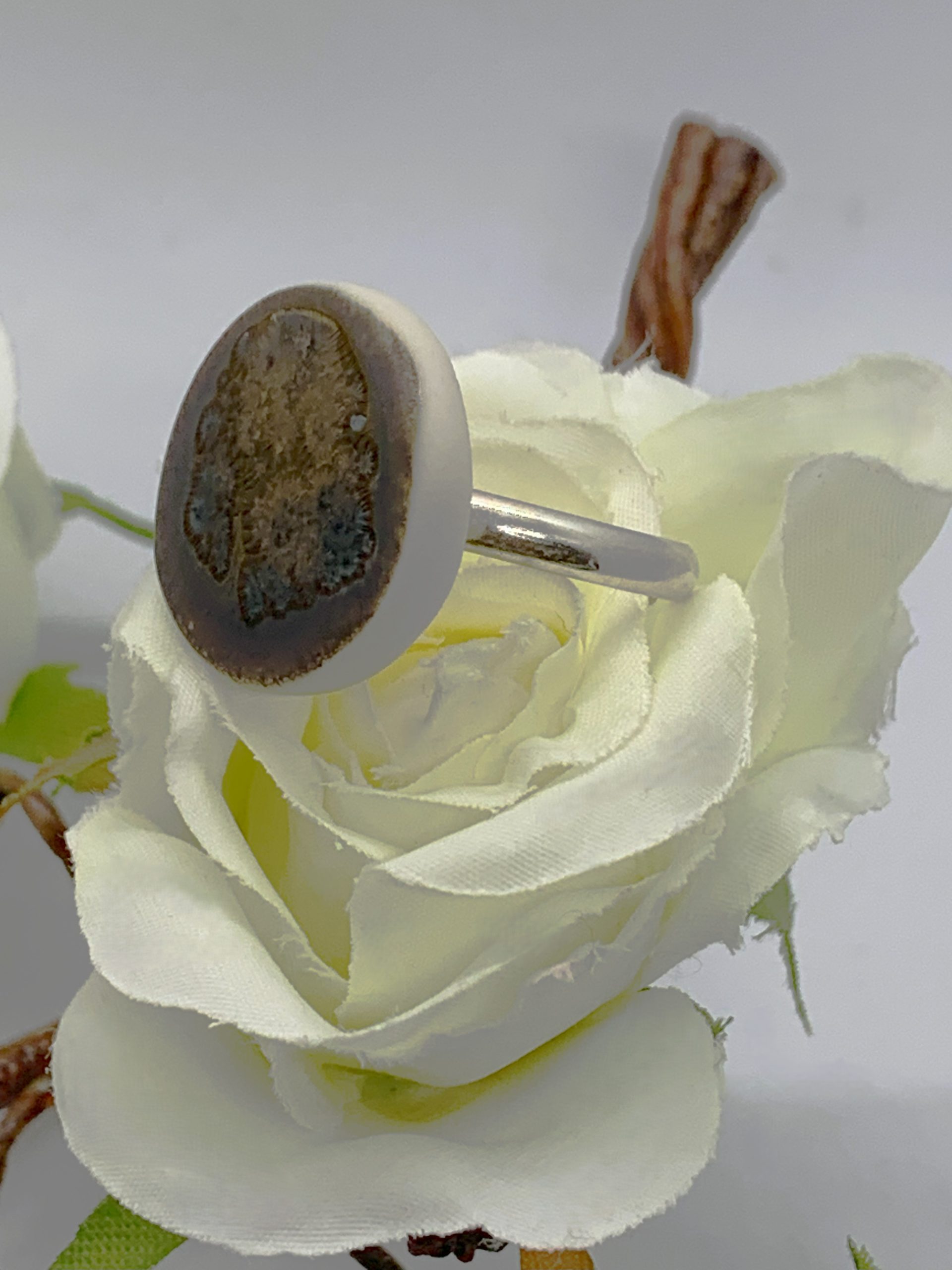 Bague porcelaine SUNNY - Email gris doré - monture argent massif