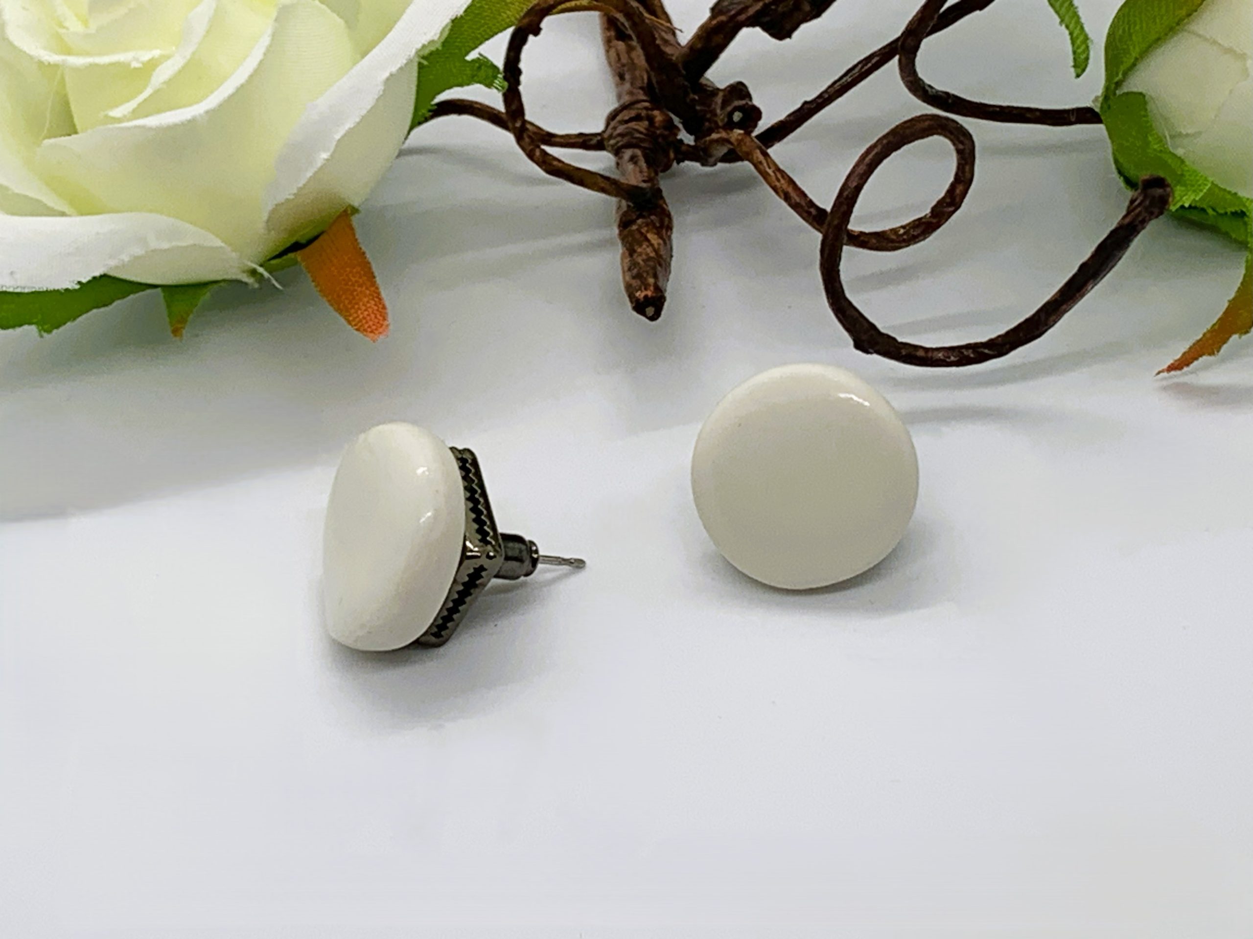 Clous d'oreilles porcelaine SUNNY - Email transparent