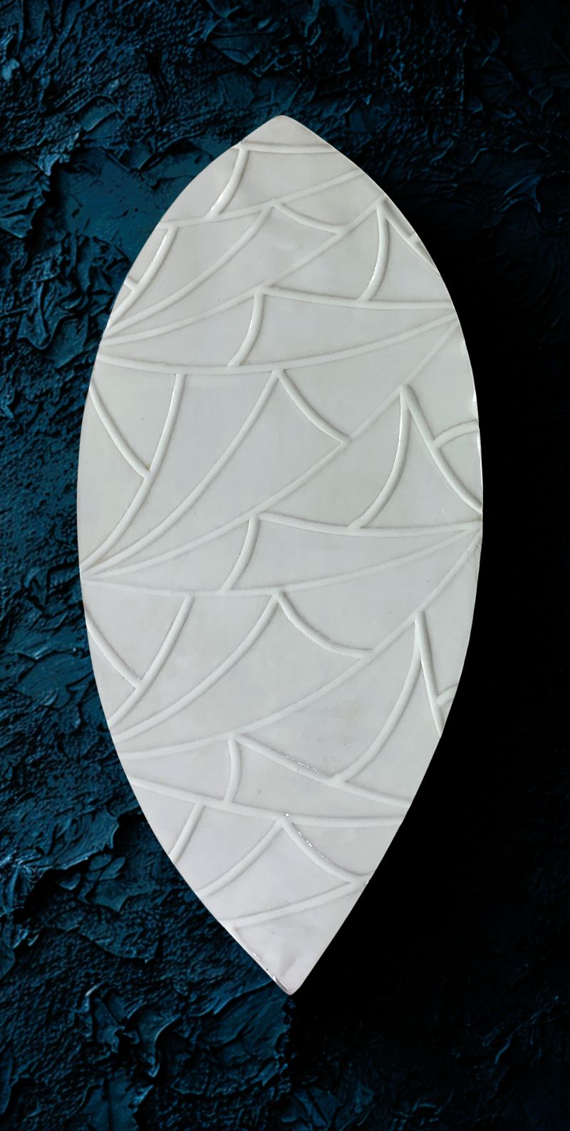 Plaque design en céramique JULIANA sur fond bleu roi