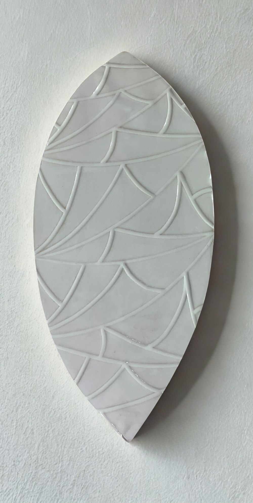 Plaque design en céramique JULIANA sur fond blanc